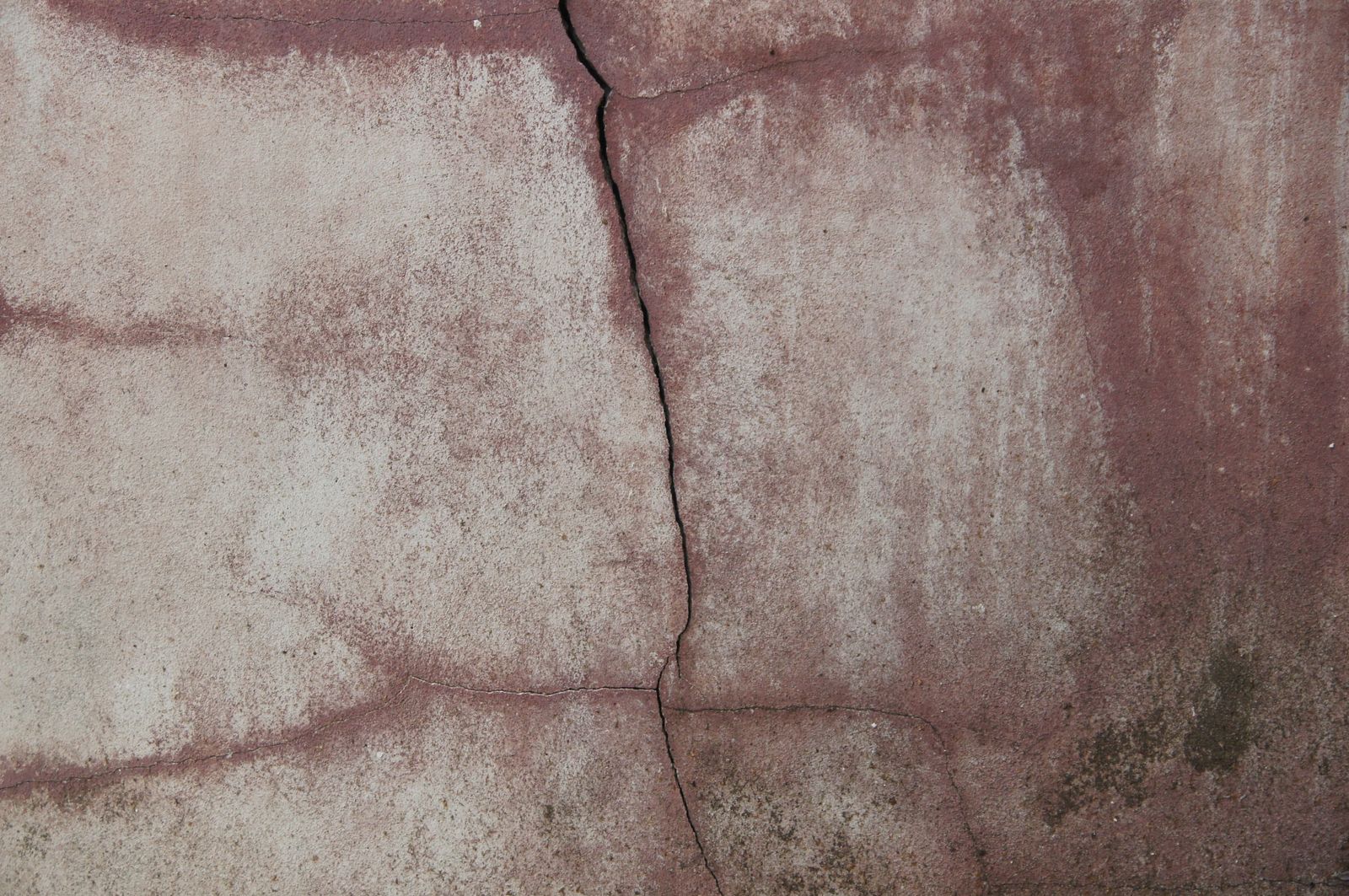 Fissure diagonale dans un mur de fondation en béton